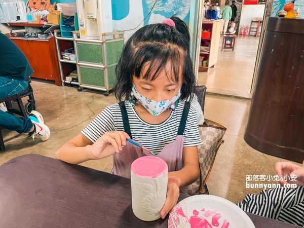 ▲第一次抱鹿就上癮，療癒小梅花鹿萌翻全場。（圖／小兔小安*旅遊札記提供）
