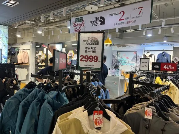 ▲工程師最愛！潮牌外套「萬元殺到2000」。（圖／翻攝自Threads）