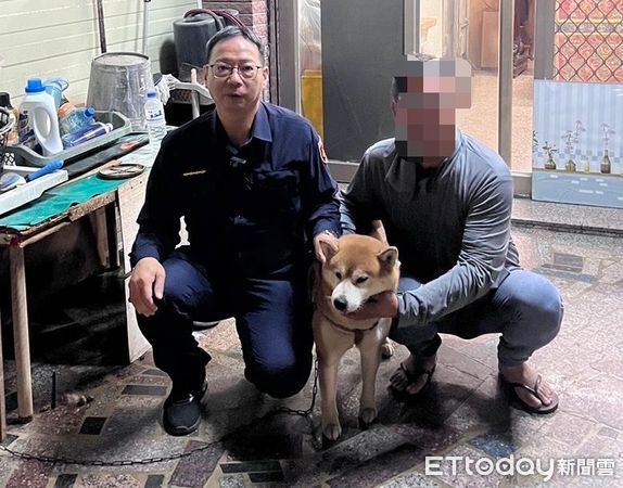 ▲台南市警三分局安南派出所巡佐傅說軍，徒步帶著柴犬走訪尋飼主，走了半小時終在安中路3段59巷內找到飼主，讓人犬相聚。（圖／記者林東良翻攝，下同）