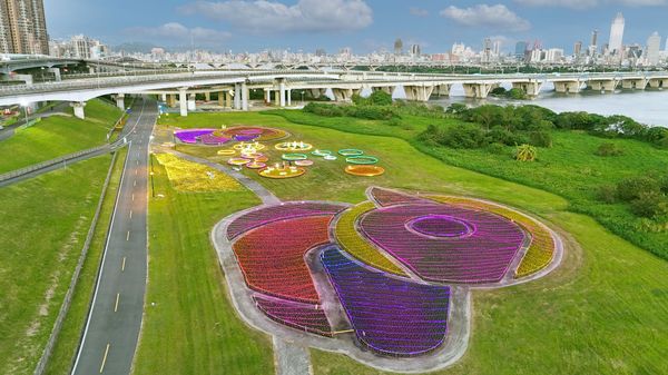 ▲鴨鴨公園「鴨鴨三重奏」用超過10萬盆草花布置。（圖／新北市高灘處提供）