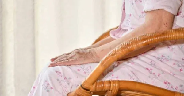 不少家庭都會舉辦家庭旅遊，凝結家人之間的向心力。（示意圖／翻攝自photoAC）