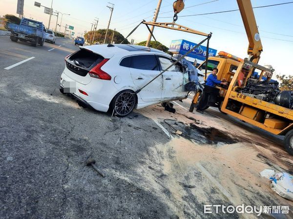 ▲苗栗縣苑裡鎮台1線今晨發生轎車自撞翻車事故，駕駛酒測值高達0.75毫克，全身多處骨折送醫。（圖／記者楊永盛翻攝）