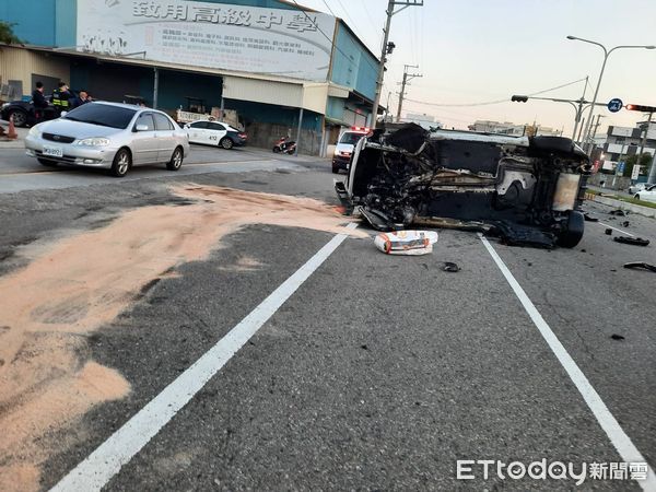 ▲苗栗縣苑裡鎮台1線今晨發生轎車自撞翻車事故，駕駛酒測值高達0.75毫克，全身多處骨折送醫。（圖／記者楊永盛翻攝）