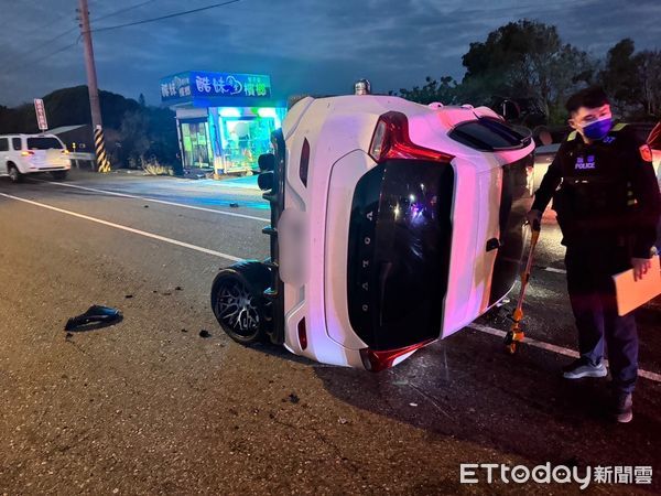 ▲苗栗縣苑裡鎮台1線今晨發生轎車自撞翻車事故，駕駛酒測值高達0.75毫克，全身多處骨折送醫。（圖／記者楊永盛翻攝）