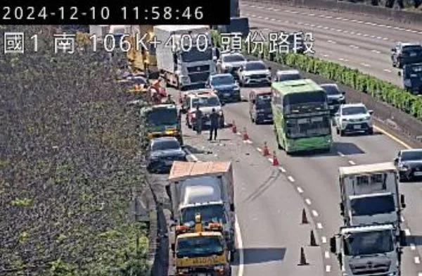 ▲國1追撞車禍，大貨車撞緩撞車。（圖／高速公路1968）