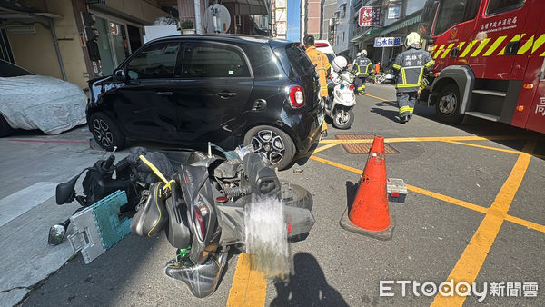 ▲▼高雄Smart汽車巷口擦撞機車！　騎士倒地右腿骨折痛苦送醫。（圖／記者吳世龍攝）