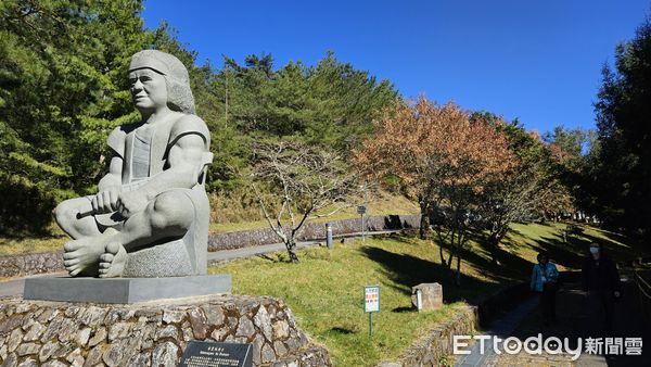 ▲玉山塔塔加遊客中心楓紅景像美不勝收。（圖／記者高堂堯攝）