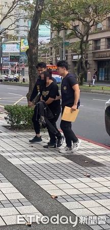 ▲內湖警方10日逮捕涉及雙屍命案的兩名詐團車手到案。（圖／記者張君豪翻攝）