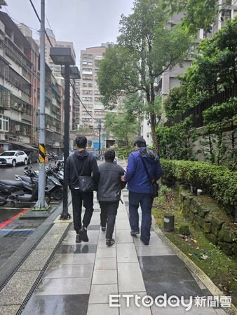 ▲內湖警方10日逮捕涉及雙屍命案的兩名詐團車手到案。（圖／記者張君豪翻攝）