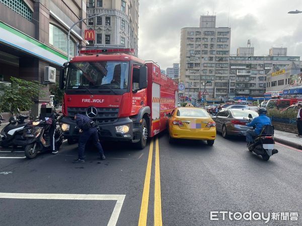 ▲▼新北消防車左轉時擦撞計程車             。（圖／記者陳以昇翻攝）