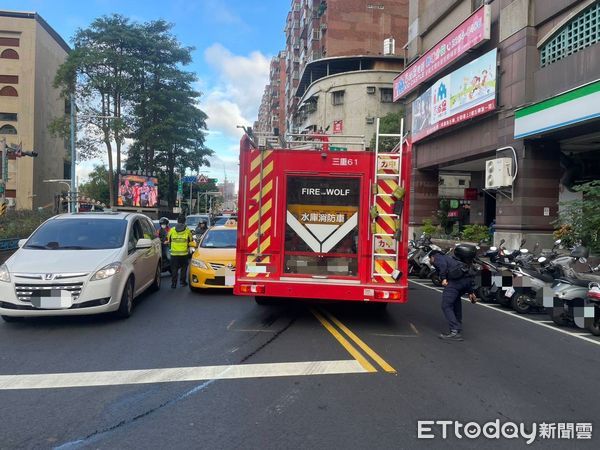 ▲▼新北消防車左轉時擦撞計程車             。（圖／記者陳以昇翻攝）