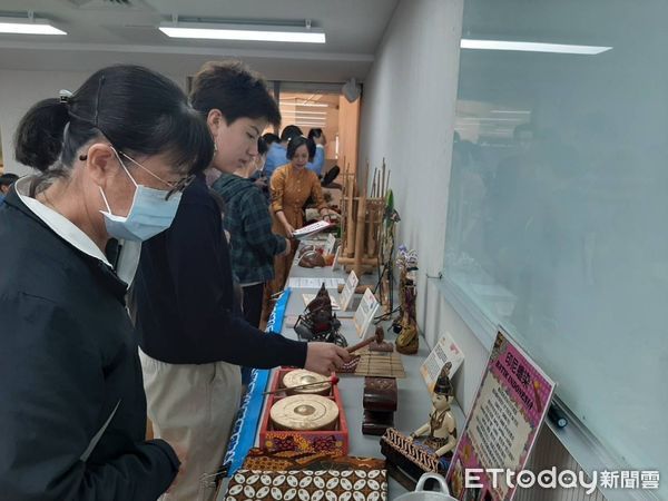 ▲移民署南區事務大隊雲林縣服務站攜手雲林縣府文觀處圖書館資訊科，共同舉辦「多元文化課程－東南亞語言交換咖啡館」。（圖／記者王悉宇翻攝）