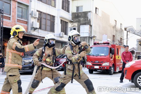 ▲祀典大天后宮及全台媽祖功德會捐贈台南市消防局救災指揮車1輛、災情勘查車1輛及救災裝備器材1批，由副市長葉澤山受贈，並代表市長黃偉哲回贈感謝獎牌及獎座。（圖／記者林東良翻攝，下同）