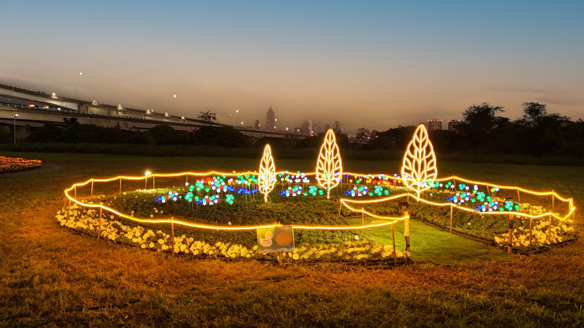 ▲新北三重鴨鴨公園「花繪三重奏」。（圖／新北市高灘處提供）