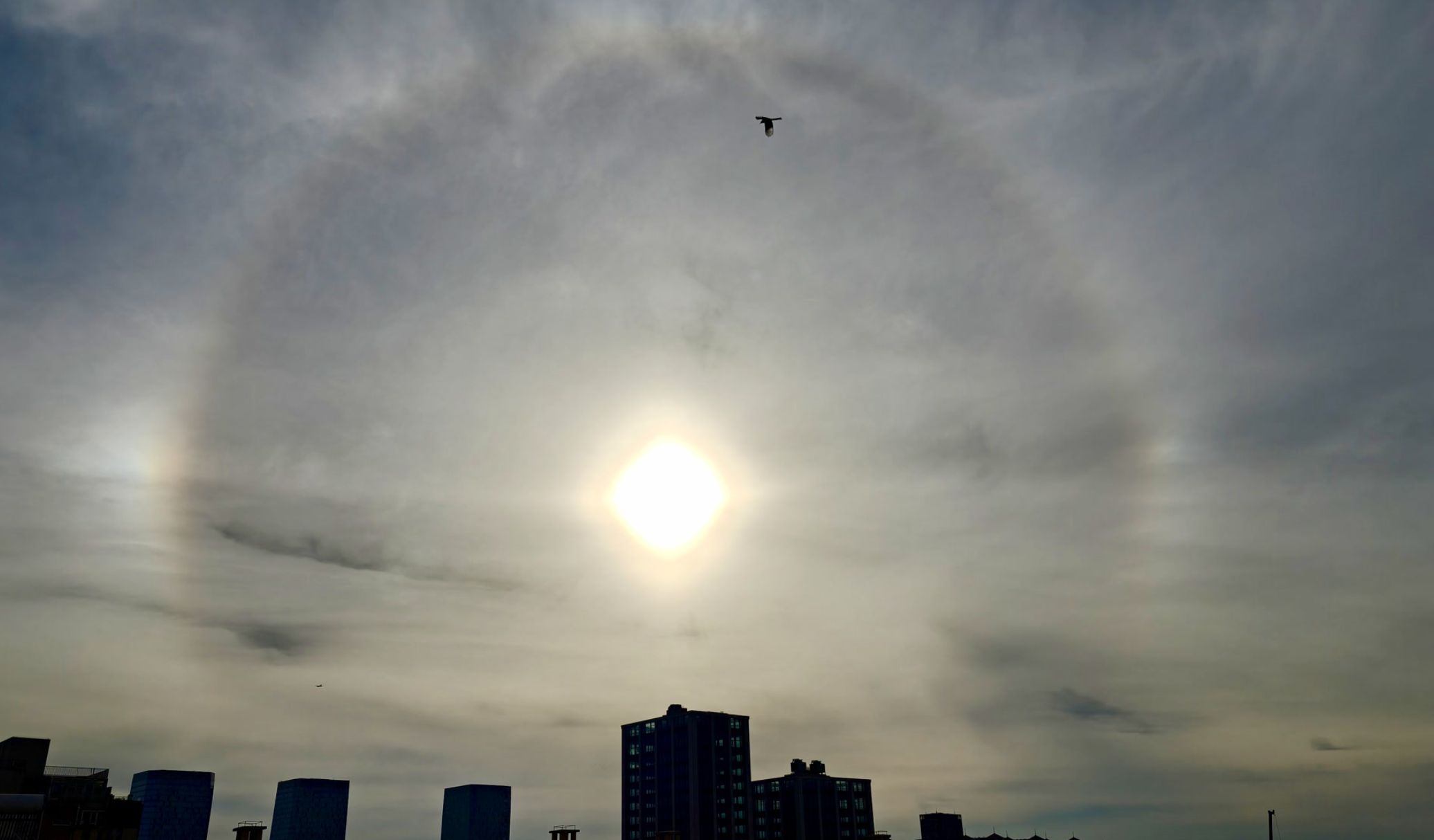 ▲北京上空出現「三個太陽」的幻日景觀。（圖／翻攝北京日報）