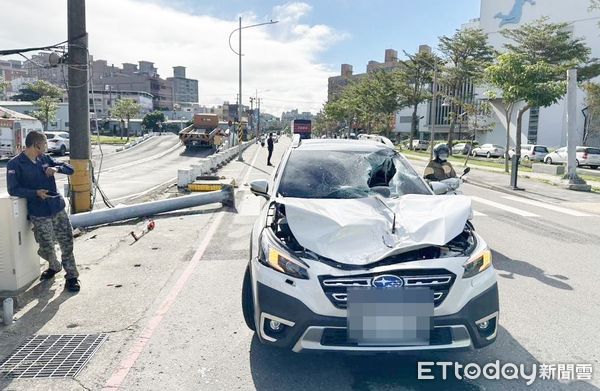 ▲一輛大貨車今天上午9時許行經桃園市蘆竹區油管路附近撞上限高鐵架，還波及對向休旅車被嚴重損毀。（圖／記者沈繼昌翻攝）