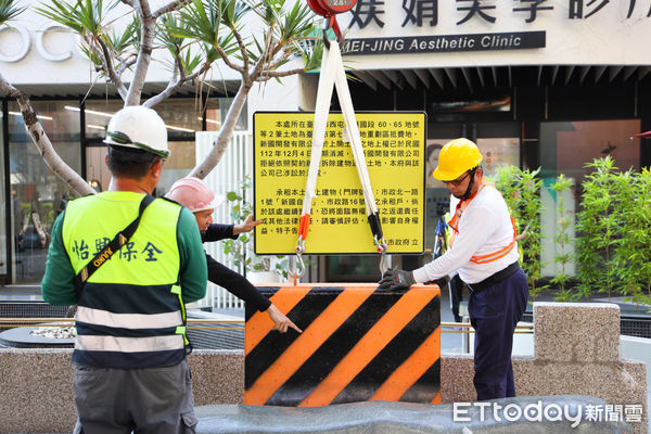 ▲昔日台中地標！市府控新國自在未依約還地「放告示」提醒房客，開發商反擊。（圖／地政局提供）
