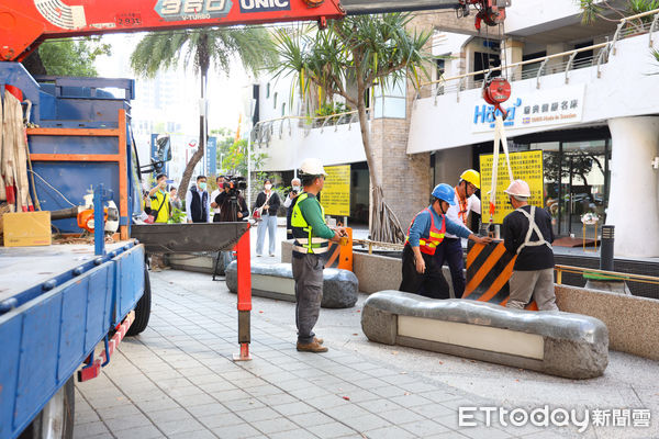 ▲昔日台中地標！市府控新國自在未依約還地「放告示」提醒房客，開發商反擊。（圖／地政局提供）