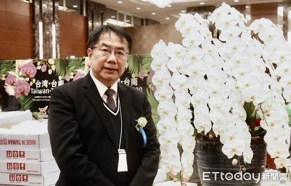 ▲黃偉哲市長和首相夫人（左一）共同頒發給抽到三天二夜2人行大獎的幸運得主。（圖／記者林東良翻攝，下同）