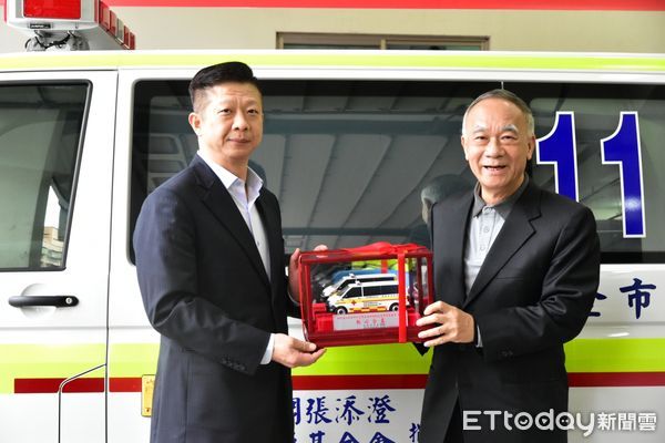 ▲輝容社福基金會捐贈救護車，提升基隆消防緊急救護能量。（圖／記者郭世賢翻攝）