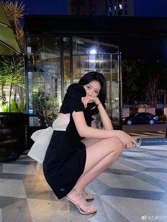 中國女籃球員卓識因清秀臉蛋和190公分修長身材成為嬌點，社群累積不少粉絲。（翻攝自卓識微博）