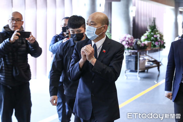 ▲立法院長韓國瑜前往瓊瑤告別式弔唁。（圖／記者林敬旻攝）