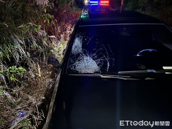 ▲苗栗市大坪頂公墓的苗29線昨晚發生酒駕轎車撞死行人事故，印尼女看護不幸喪命。（圖／記者楊永盛翻攝）