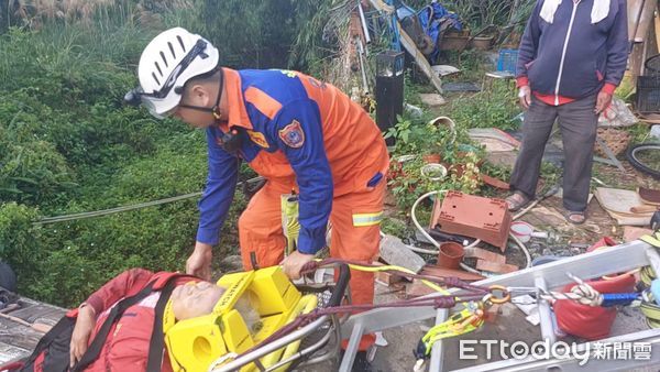 ▲苗栗縣南庄鄉偏僻住宅發生老翁駕車暴衝，轎車撞破磚牆後，一對老夫妻受困獲救。（圖／記者楊永盛翻攝）