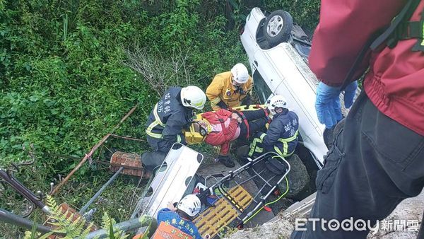 ▲苗栗縣南庄鄉偏僻住宅發生老翁駕車暴衝，轎車撞破磚牆後，一對老夫妻受困獲救。（圖／記者楊永盛翻攝）
