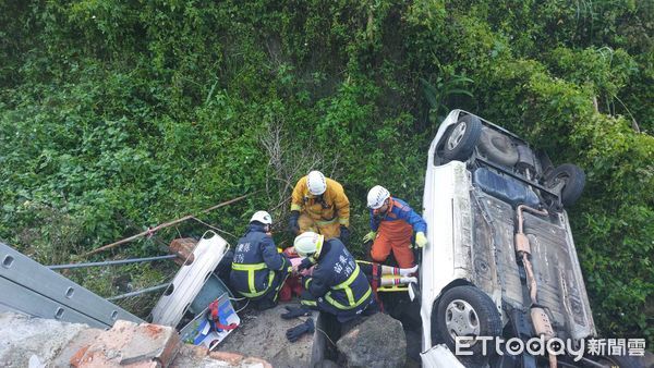 ▲苗栗縣南庄鄉偏僻住宅發生老翁駕車暴衝，轎車撞破磚牆後，一對老夫妻受困獲救。（圖／記者楊永盛翻攝）