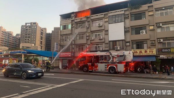 ▲▼台中五樓加蓋鐵皮屋起火，距離加油站僅10公尺，4人脫困，1人燙傷。（圖／民眾提供，下同）