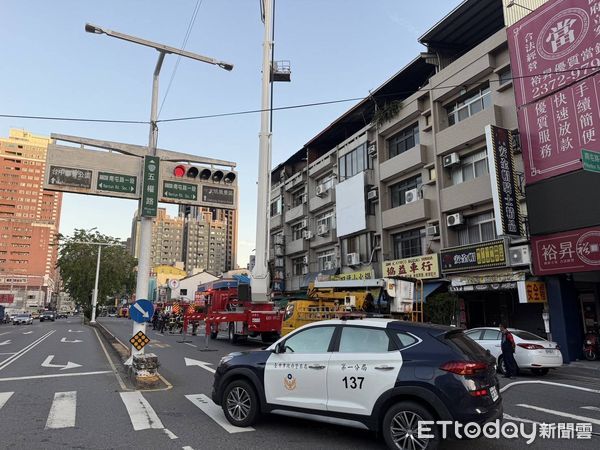 ▲▼台中五樓加蓋鐵皮屋起火，距離加油站僅10公尺，4人脫困，1人燙傷。（圖／民眾提供，下同）