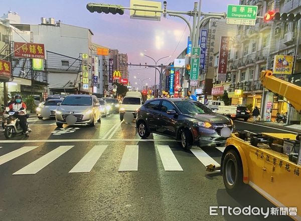 ▲台南市東區東門路二段10日下午5時許，1部自小客車自東往西方向往左迴轉時，疑因未掌握轉彎距離，自撞中央分隔島，車體跨分隔島上，幸無人員傷亡。（圖／記者林東良翻攝，下同）