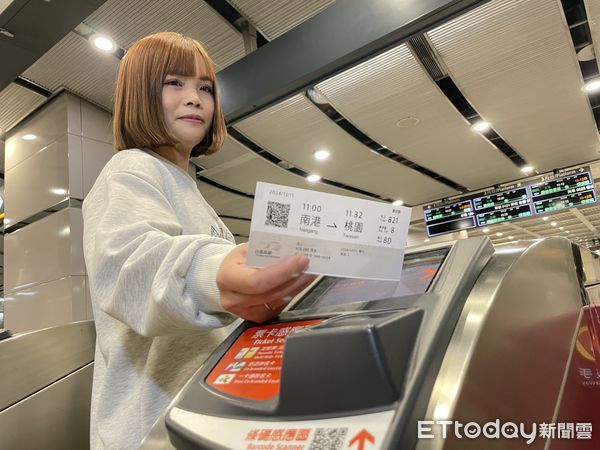 ▲▼台灣高鐵車票全新改版為「QR Code紙票」，今起在南港、板橋及嘉義等3座車站的售票櫃台販售。（圖／記者蔡亞樺攝）