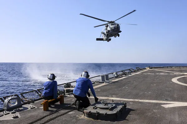 ▲▼美國海軍伯克號驅逐艦（USS Arleigh Burke, DDG 51）進行飛行甲板作業，MH-60R反潛直升機降落。（圖／美國海軍）