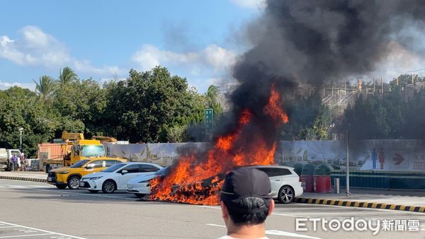 ▲▼泰安服務區停車場BMW火燒車 。             。（圖／翻攝記者爆料網）