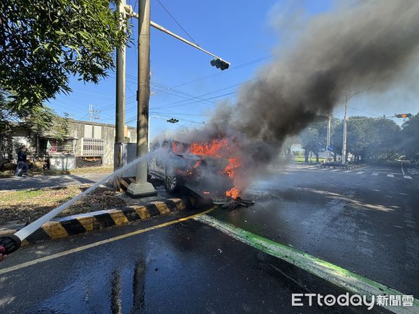 ▲台南市柳營區義士路二段綠色隧道太康有機營運靠近火龍果園區，11日中午發生2車車禍，其中一部起火燃燒，造成3人受傷送醫。（圖／民眾提供，下同）