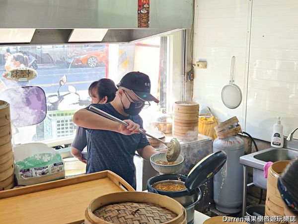 ▲▼楊梅美食來分享佳園寶麵食館，招牌就寫著前鼎泰豐師父的楊梅美食餐廳，只要鼎泰豐價錢的一半。（圖／部落客Darren蘋果樹旅遊玩樂誌授權提供，勿擅自翻攝）