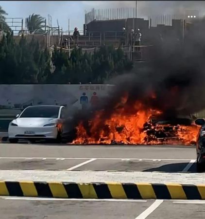 ▲▼泰安服務區BMW火燒車             。（圖／翻攝爆廢公社）