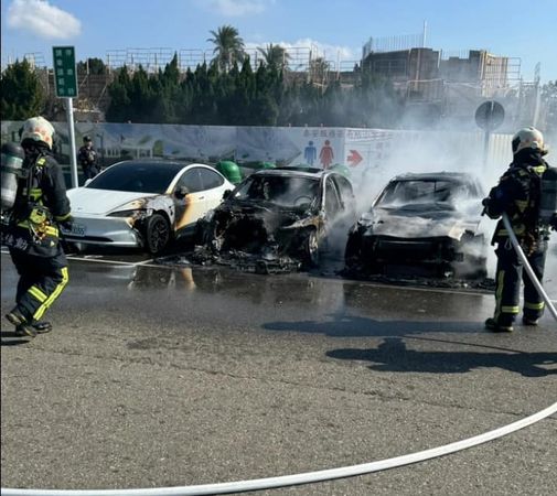 ▲▼泰安服務區BMW火燒車             。（圖／翻攝爆廢公社）