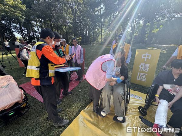 ▲南消一大隊11日上午於柳營尖山埤渡假村，舉辦大規模傷病患緊急應變處置演練，模擬因虎頭蜂攻擊造成超過15人受傷的緊急處置情境。（圖／記者林東良翻攝，下同）