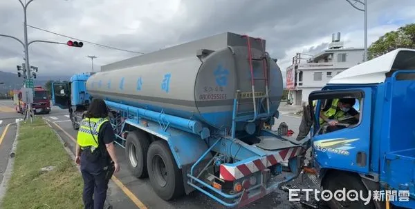 ▲小貨車追撞化槽車。（圖／記者楊漢聲翻攝）