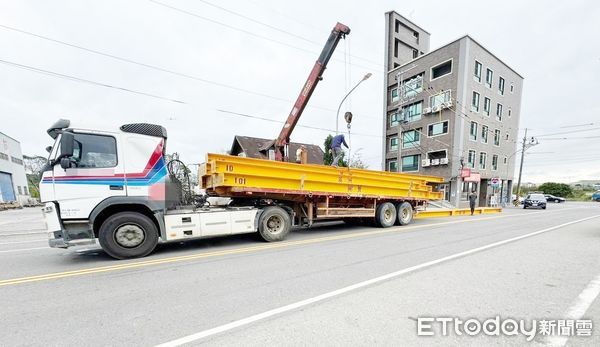 ▲桃園市曾姓男子於10日下午駕駛大貨車載運鋼樑行經觀音區文中路轉彎處，竟掉落路面。（圖／記者沈繼昌翻攝）