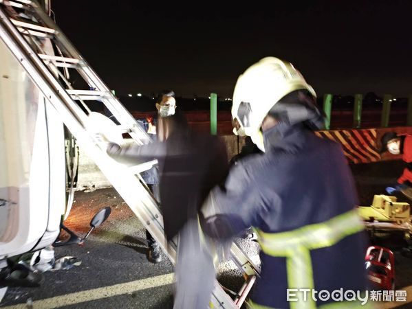 ▲國1北上206K發生大貨車追撞翻覆。（圖／記者唐詠絮翻攝）