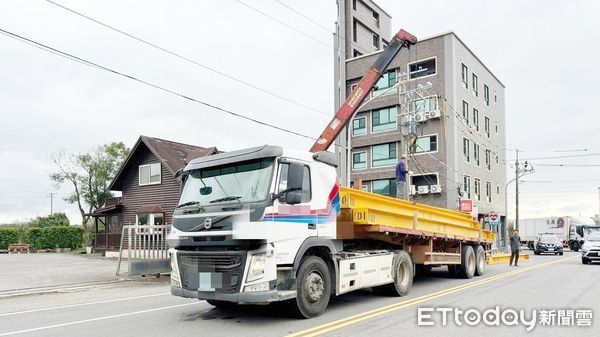 ▲桃園市曾姓男子駕駛大貨車載運鋼樑竟掉落鋼樑，業者自行將掉落鋼樑吊回車上。（圖／記者沈繼昌翻攝）