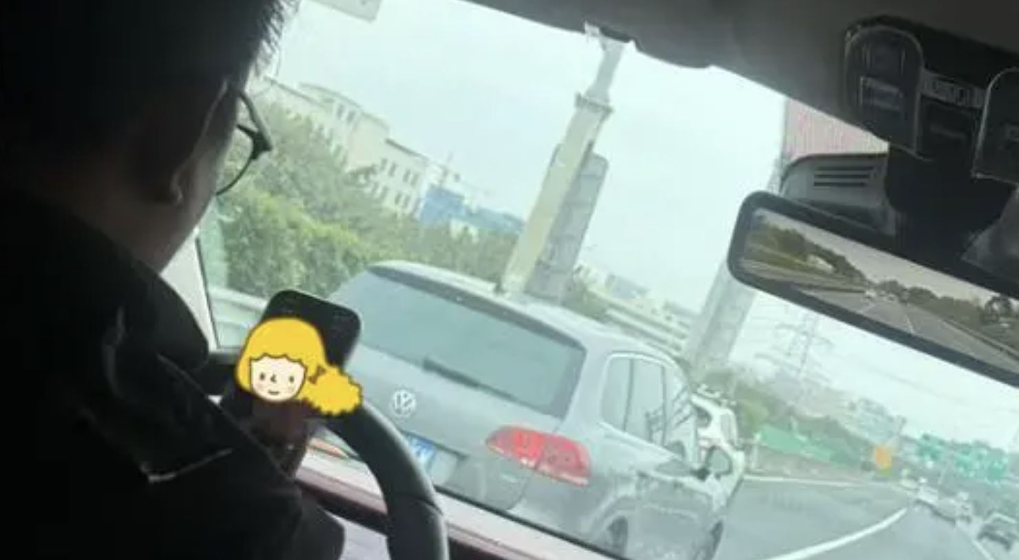 ▲大陸一名女子拍下老公在開車時邊滑手機看美眉的照片並向警察舉報。（圖／翻攝環球網）