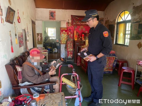 ▲里港警分局員警送保暖衣給屏北地區弱勢家庭             。（圖／記者陳崑福翻攝）