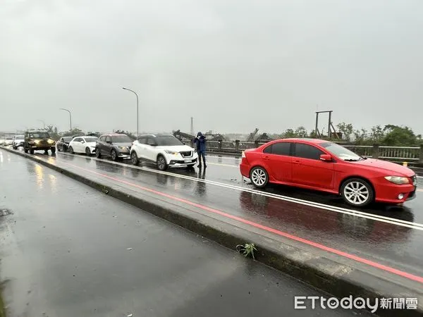 ▲▼宜蘭三星鄉葫蘆堵橋上今發生五車連環撞事故。（圖／記者游芳男翻攝，下同）