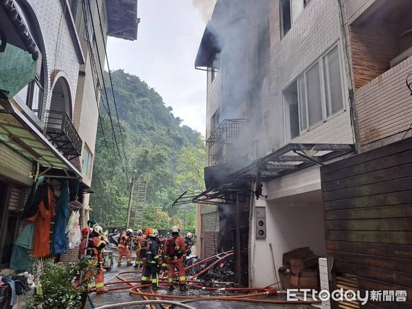 ▲汐止汐萬路12日中午發生集合住宅火警，消防局出動上百人到場灌救 。（圖／記者張君豪翻攝）