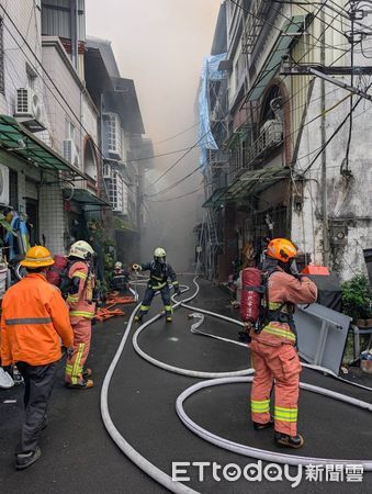 ▲汐止汐萬路12日中午發生集合住宅火警，消防局出動上百人到場灌救 。（圖／記者張君豪翻攝）